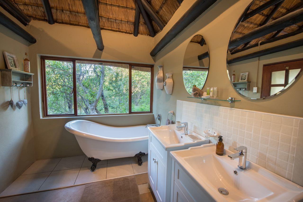 kambaku safari lodge bathroom 1