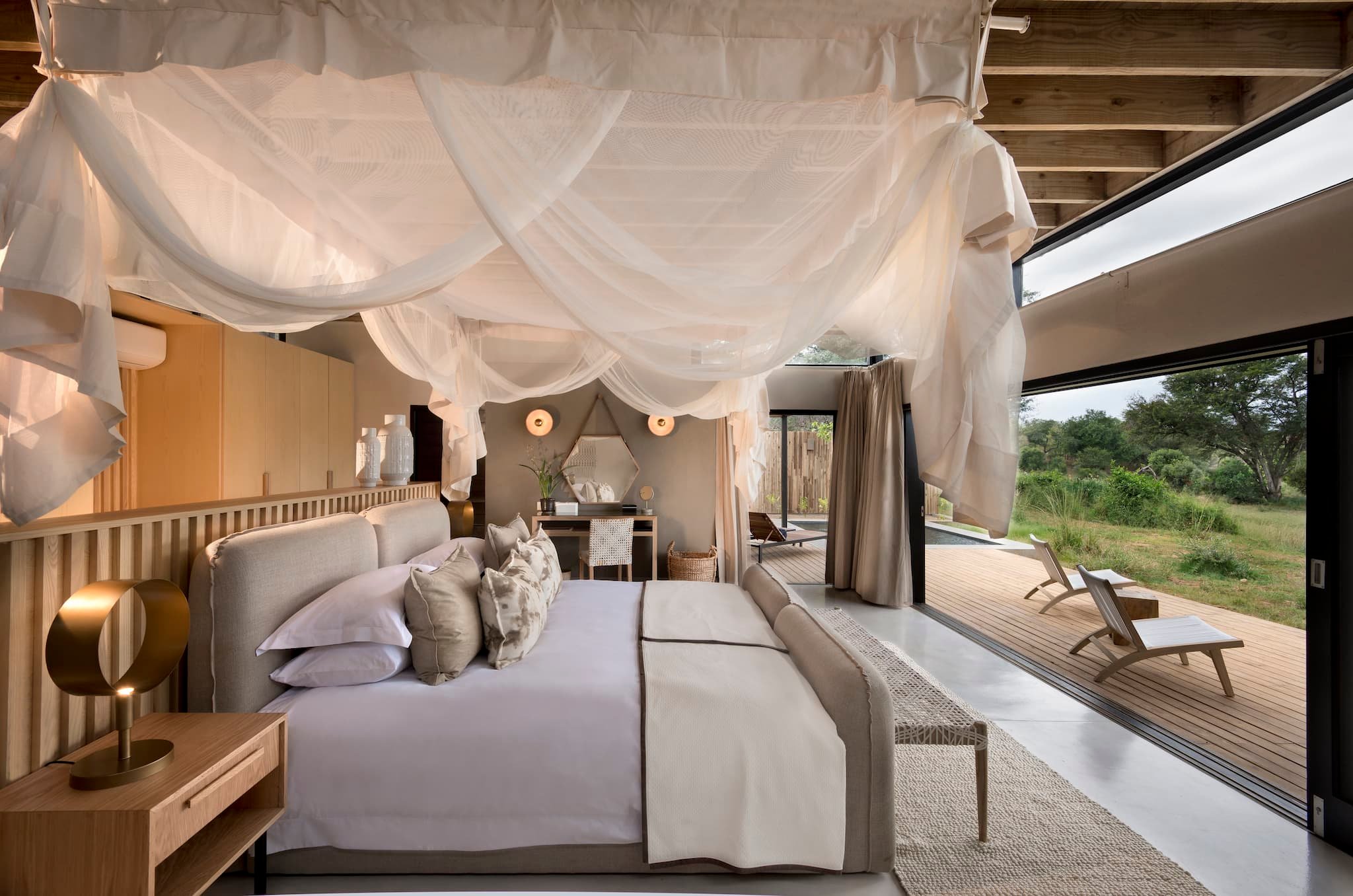 lion sands river lodge rooms river suite bedroom 01