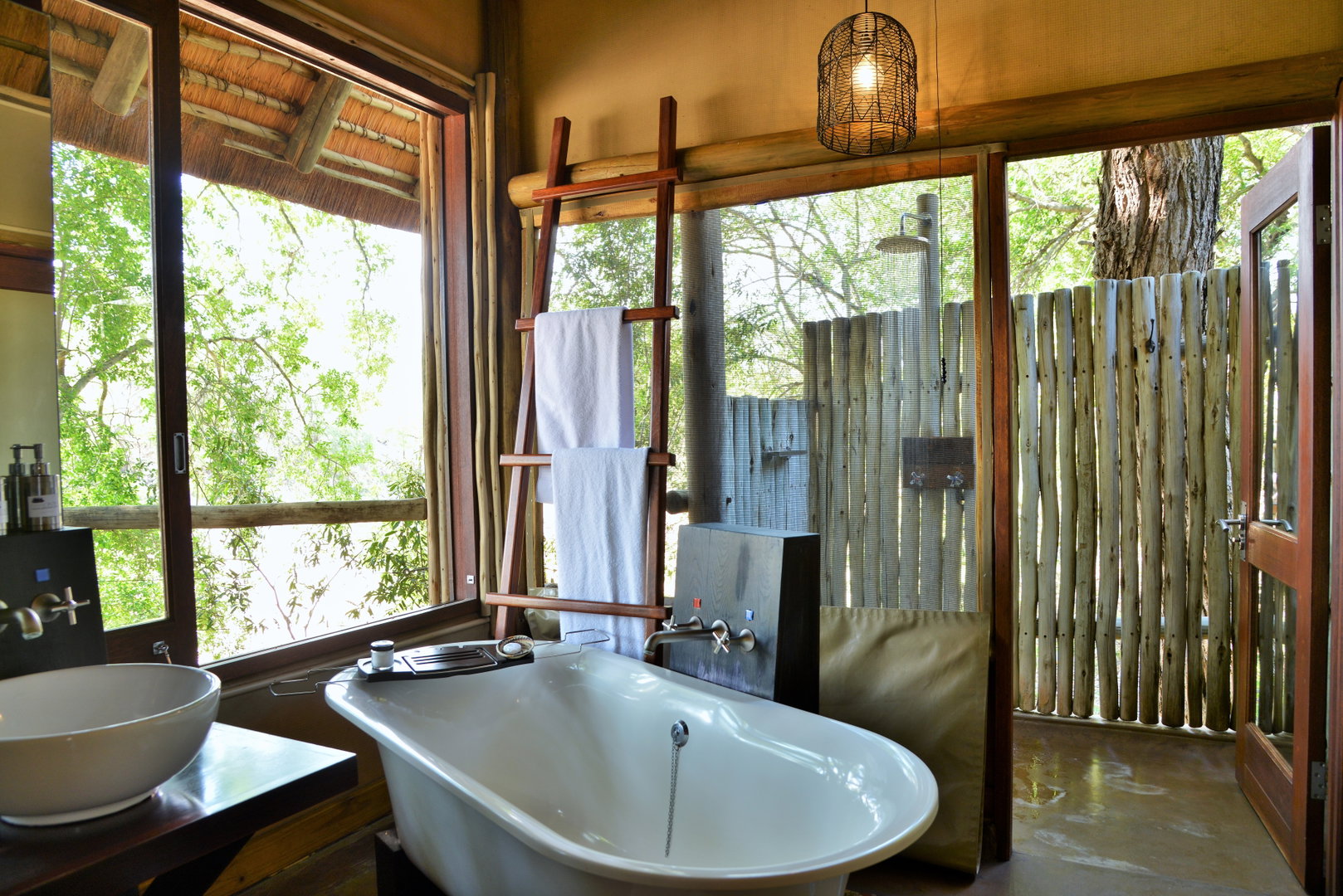 seolo africa rhino post safari lodge bush suites 42